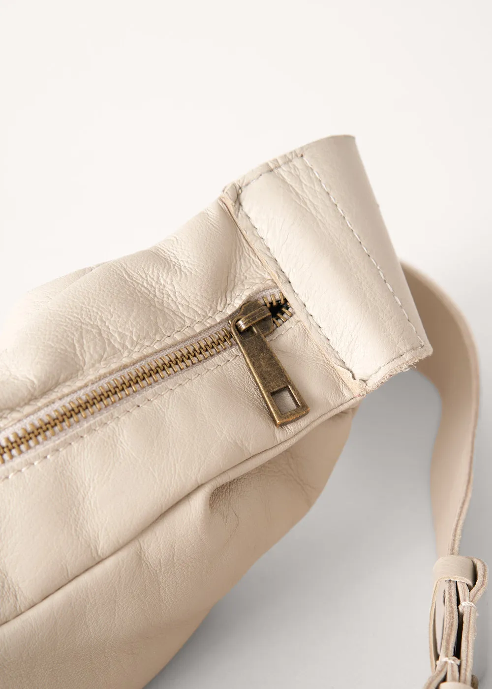 Stylish Off-White Sydney Banana Bag - Chic and Versatile Handbag